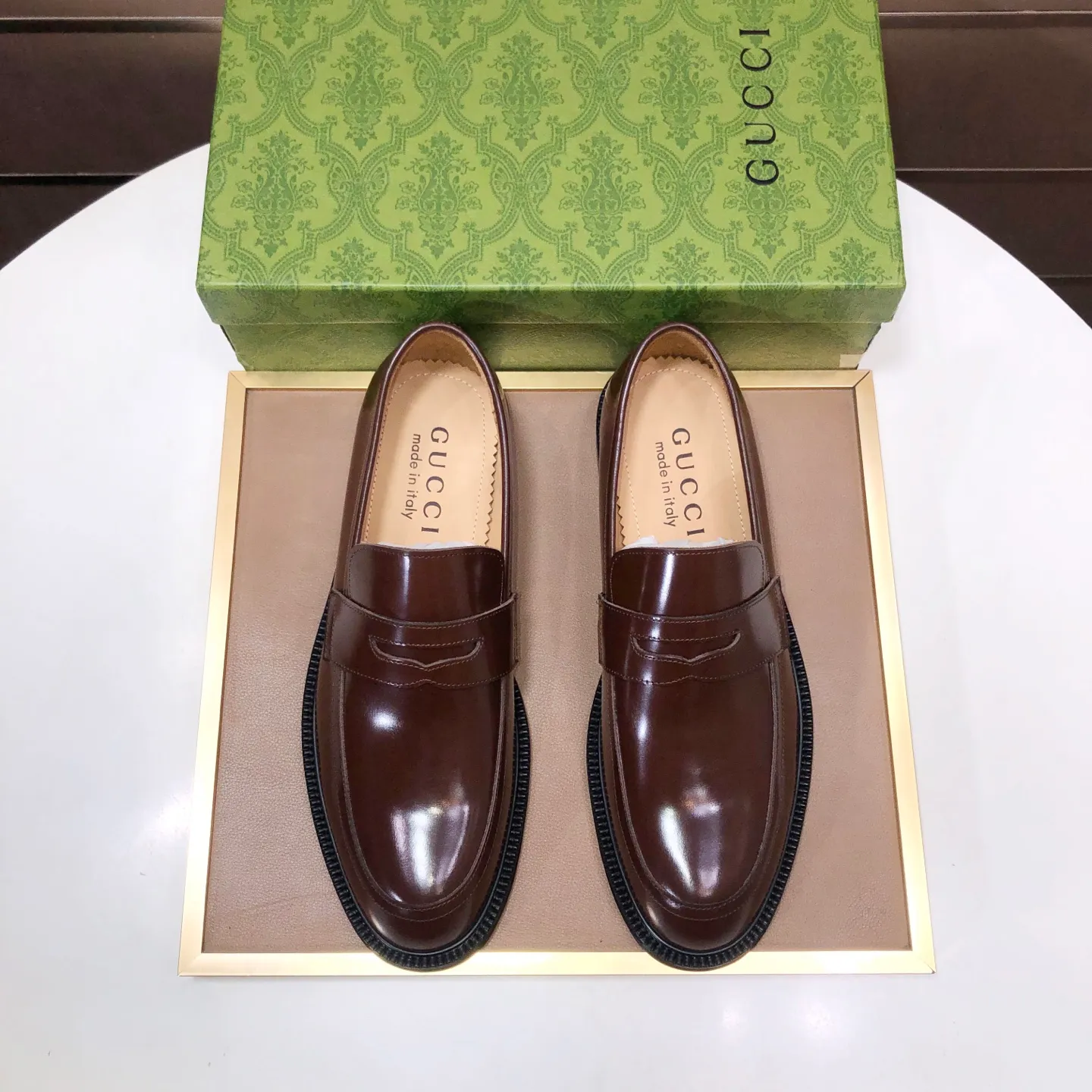 Factory batch 500💰Italy’s top luxury men’s shoe giant (GUCCI) (Gucci) (full cowhide lining) new arrival🍃Original European style🔰 Pleasant to the eye😍In order to make the shoes more durable and non-deformable🌀The production continues to follow traditional methods but there is still no lack of innovation💪The original sheepskin is selected for the leather♻️Smooth, natural and extra bright⭐Made of imported cowhide The rich man’s first choice 38-45 (45 customized)